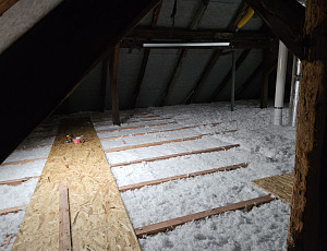 Zateplení stropu rodinného domu pomocí foukané izolace